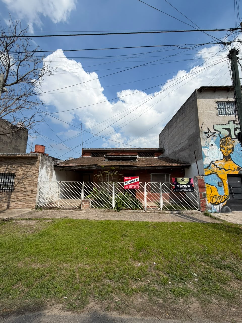 RETAZADO!!!!!!


Chalet a reciclar con techo de tejas, este mismo posee, living-comedor con pisos cerámicos, dos dormitorios con pisos parquét, baño instalado, cocina con mesada de ónix y bajo mesada de formica, galería cubierta, lavadero cubierto, patio interno y cochera, en la planta alta posee un tercer y cuarto dormitorio. 

DISPONIBLE A OFERTA!
