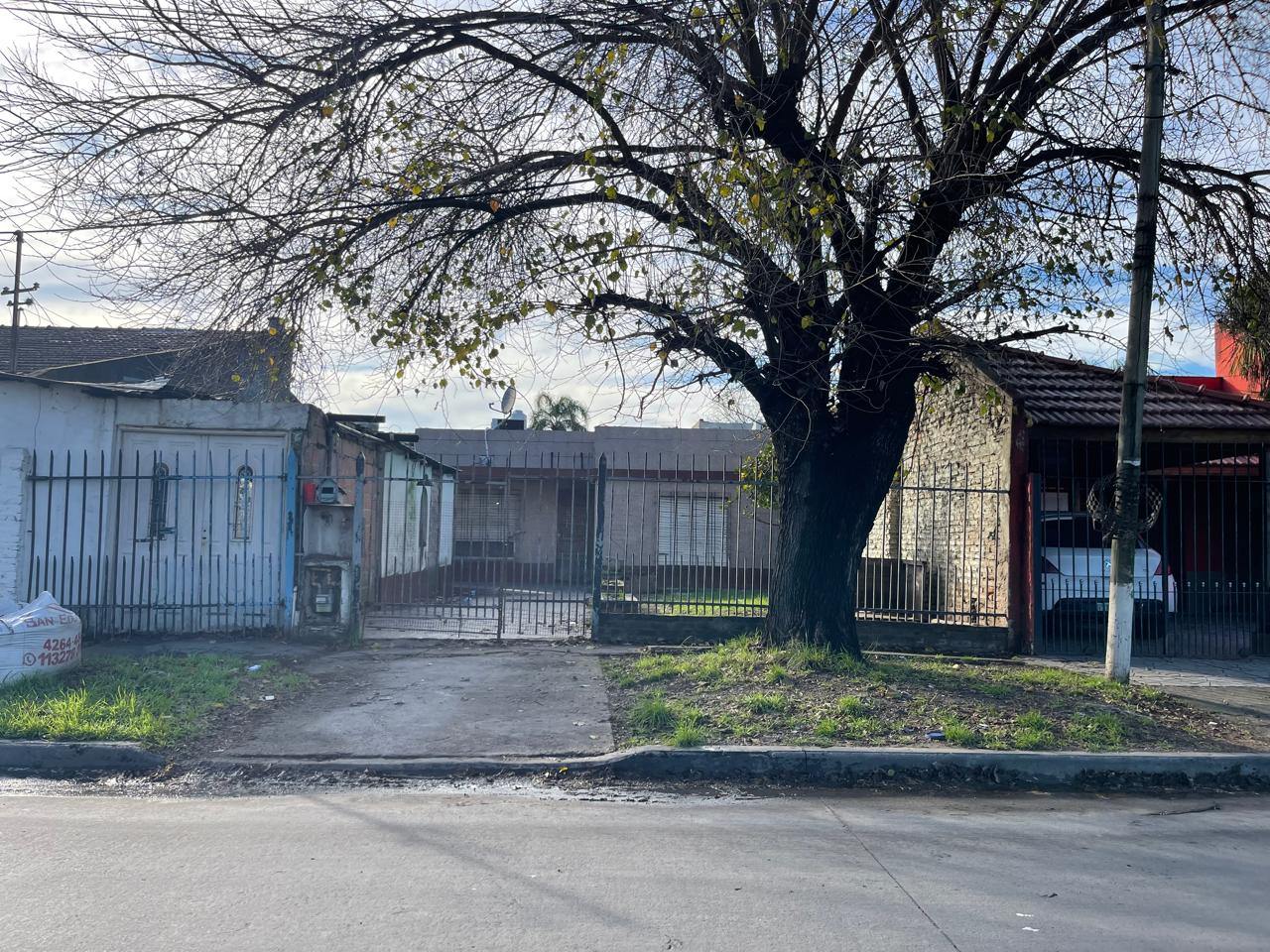 VIVIENDA UBICADA A METROS DE CAAGUAZU Y A 2 CUADRAS DE PASCO, CONSTRUIDA SOBRE LOTE DE 10 X 36, LA MISMA CUENTA CON LIVING-COMEDOR CON PISOS CERAMICOS, COCINA CON MESADA DE MARMOL Y MUEBLES EN MADERA, DORMITORIO DE 4,00 X 3,50 CON PISOS CERAMICOS, SEGUNDO DORMITORIO DE 4,00 X 4,50 CON PISOS CERAMICOS, BANO INSTALADO, Y LAVADERO, ESPACIO VERDE. AL FONDO DEPARTAMENTO DE 3 AMBIENTES, COCINA, DORMITORIO, BANO CON BANERA Y EN PLANTA ALTA DORMITORIO. TODO EN BUEN ESTADO DE CONSERVACION. IDEAL 2 FAMILIAS