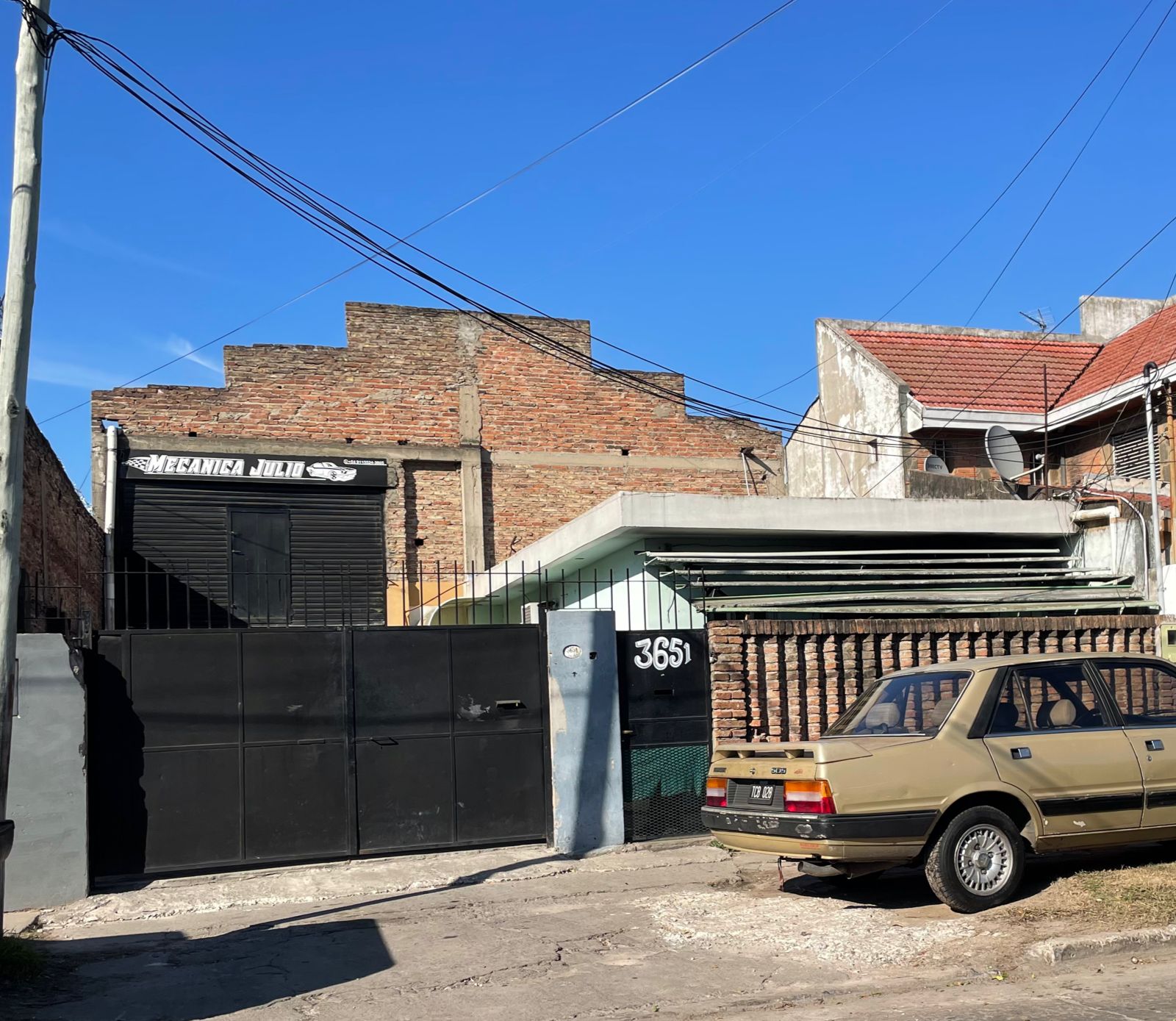 VIVIENDA AL FRENTE CON COCINA-COMEDOR CON MESADA DE ONIX, DORMITORIO CON PISOS CERAMICOS Y BAÑO INSTALADO, AL FONDO  GALPON DE 200 METROS CON TECHO DE CHAPA, CON PISOS H°, BAÑO INSTALADO Y ENTRADA DE AUTO. TODO CONSTRUIDO SOBRE LOTE DE 10 X 31.