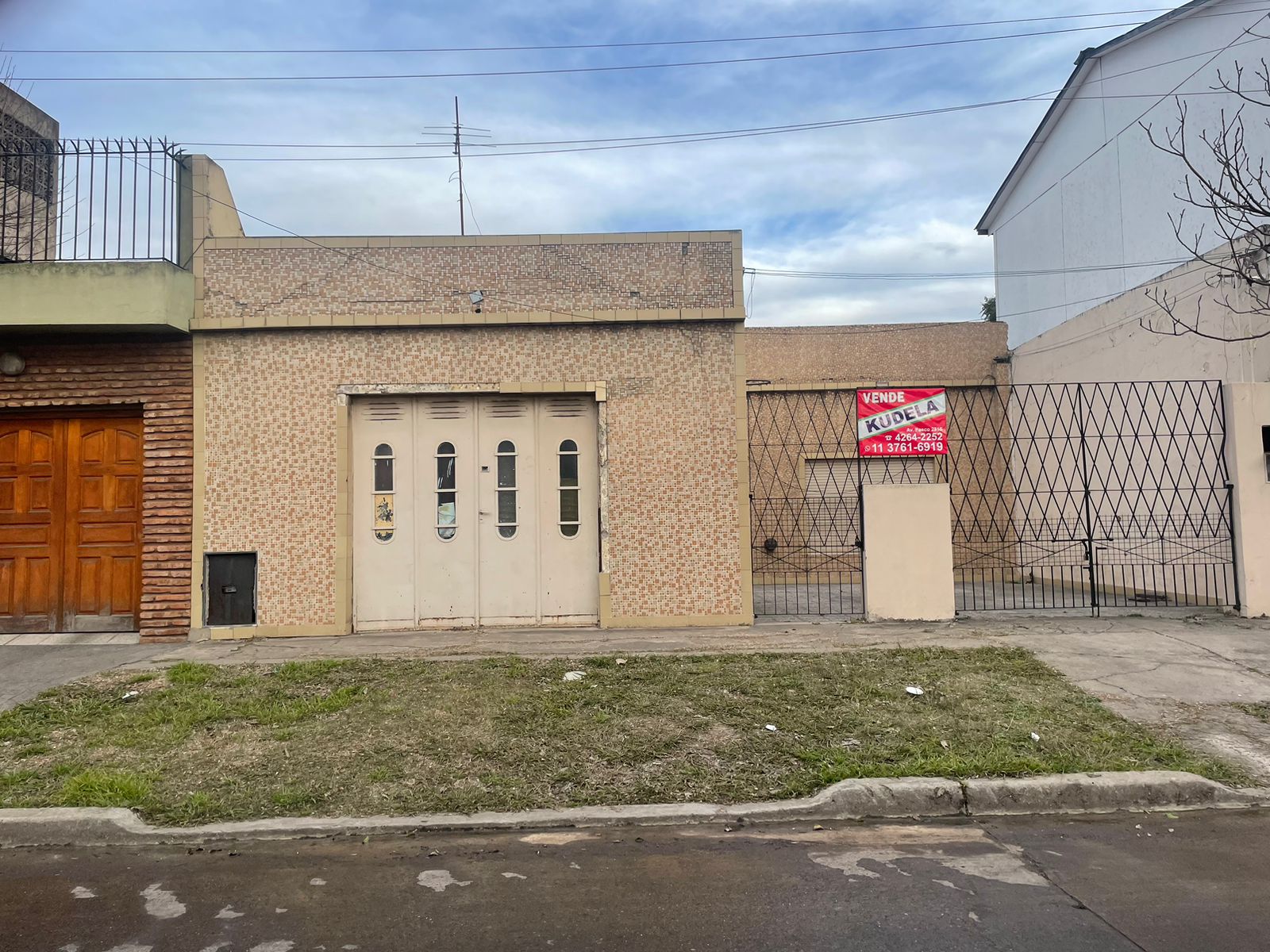 VIVIENDA CONSTRUIDA SOBRE LOTE DE 10X30, LA MISMA CUENTA CON ENTRADA DE AUTO, HALL DE ENTRADA CON PISOS CERAMICOS, LIVING-COMEDOR DE 4X4,40, DOS DORMITORIOS DE 3,50X3,10 CON PISOS CERAMICOS, BAÑO INSTALADO, COCINA CON MESADA Y MUEBLES DE MADERA, LAVADERO GRANDE Y FONDO LIBRE. AL FRENTE LOCAL DE 3,50X3,50. 