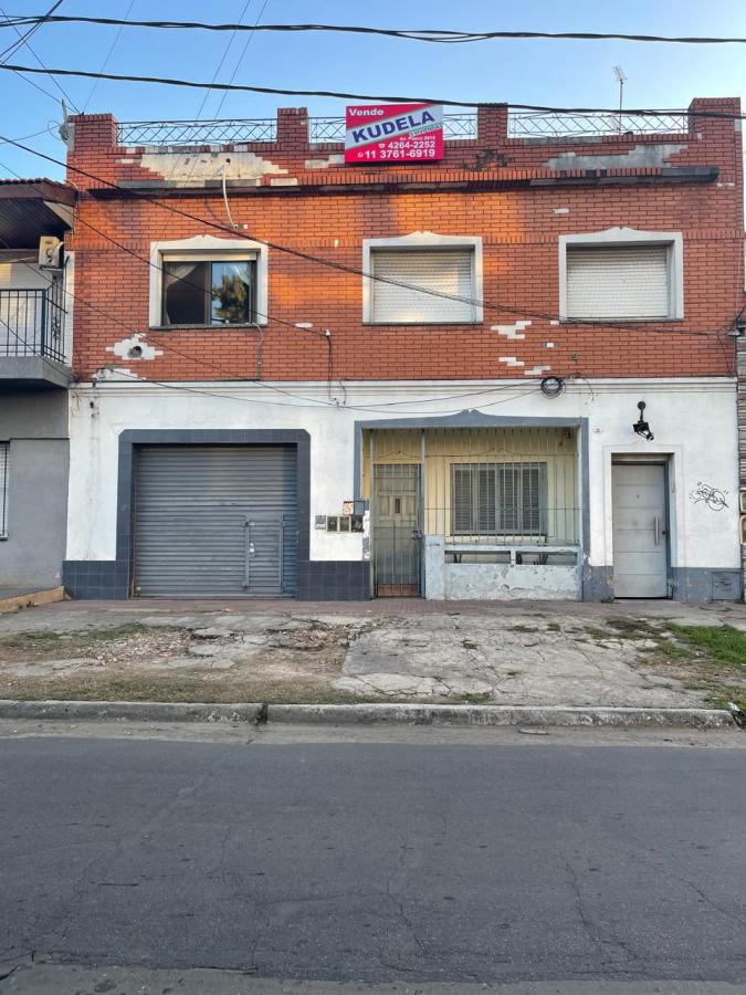 Propiedad construida sobre un lote de 10x23,40, el mismo consta de 3 viviendas, en P/A departamento con cocina con pisos ceramico, dormitorio de 4x5 con pisos ceramicos, segundo dormitorio y baño precario. El 2do Depto cuenta con comedor, cocina con mesada de marmol.2 dormitorios de 2,80x30 aprox con pisos de parquet Y baño instalado.
3er Depto en P/B cuenta con living de 3x3 con pisos ceramicos, 2 dormitorios de 4x4 aprox con pisos de parquet, baño instalado, cocina con mesada de onix, galpon, galeria, fondo libre y terraza compartida  