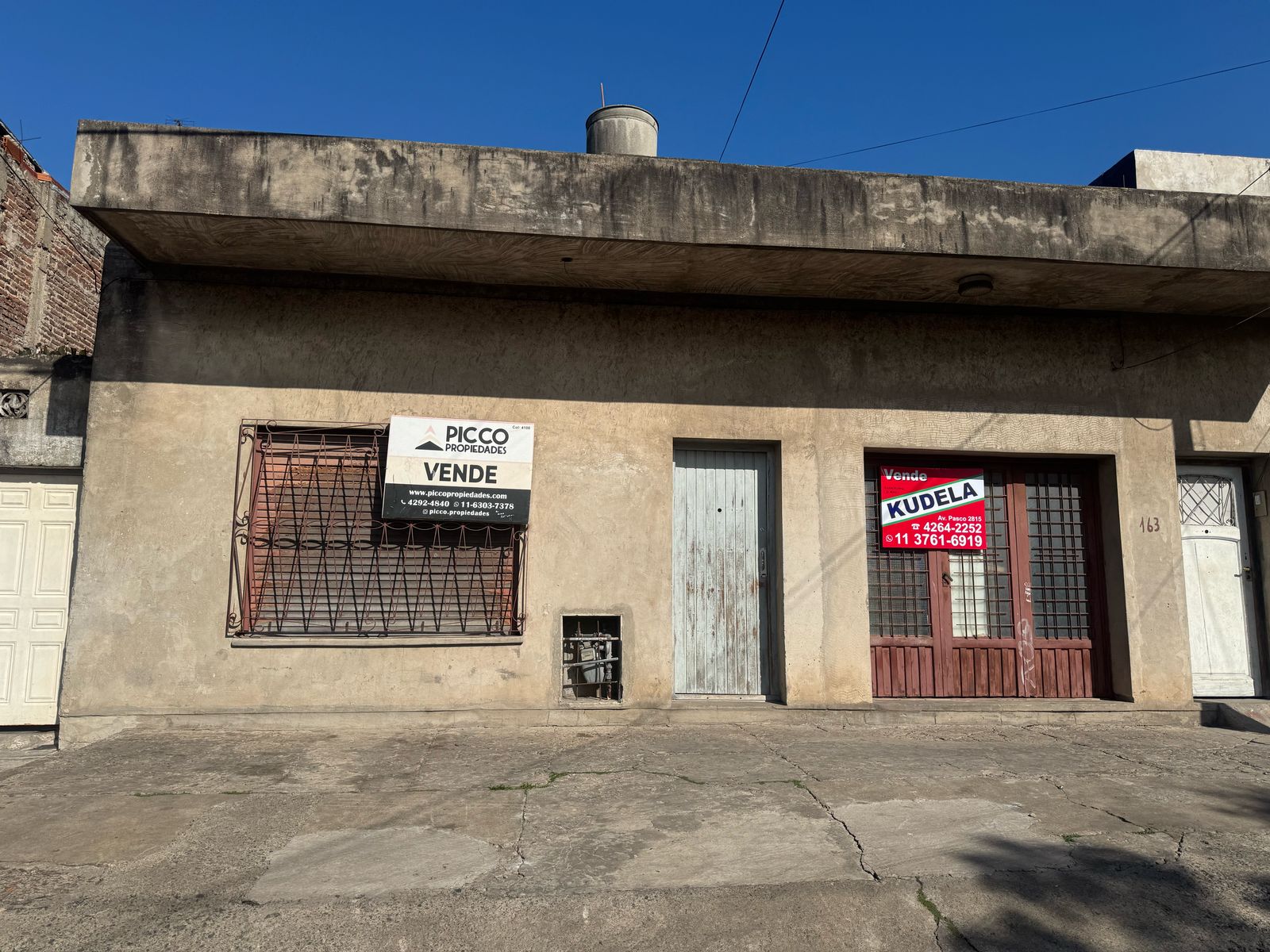 Propiedad construida sobre un lote de 10x20, la misma cuenta con una vivienda al frente con living, cocina-comedor con pisos ceramicos y mesada de onix, dos dormitorios de 4x4, baño y en planta alta terraza apta para edificar. Al fondo prefabricada con dos dormitorios, baño y patio.