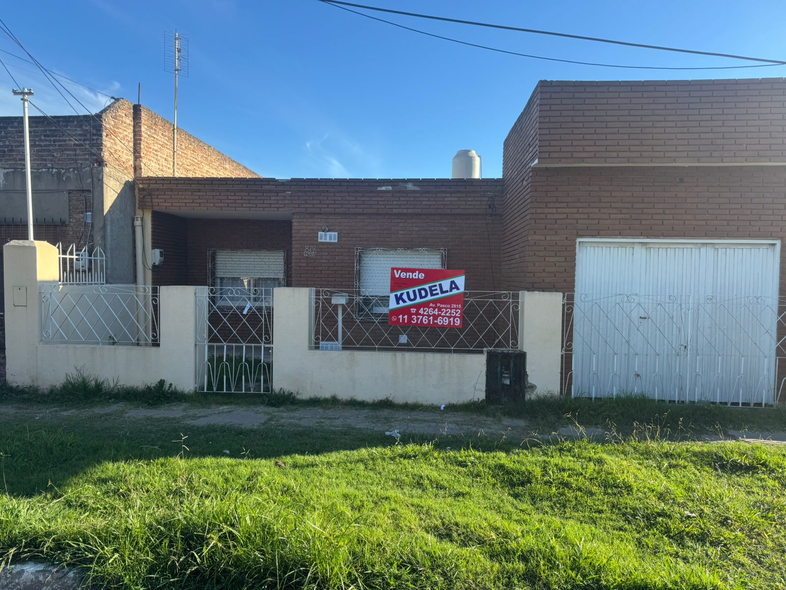 Casa tipo americana construida sobre un lote de 10x30, la misma cuenta con cocina-comedor con pisos ceramicos, cocina con mesada de marmol, 3 dormitorios, garaje para 2 autos y fondo libre con terraza.