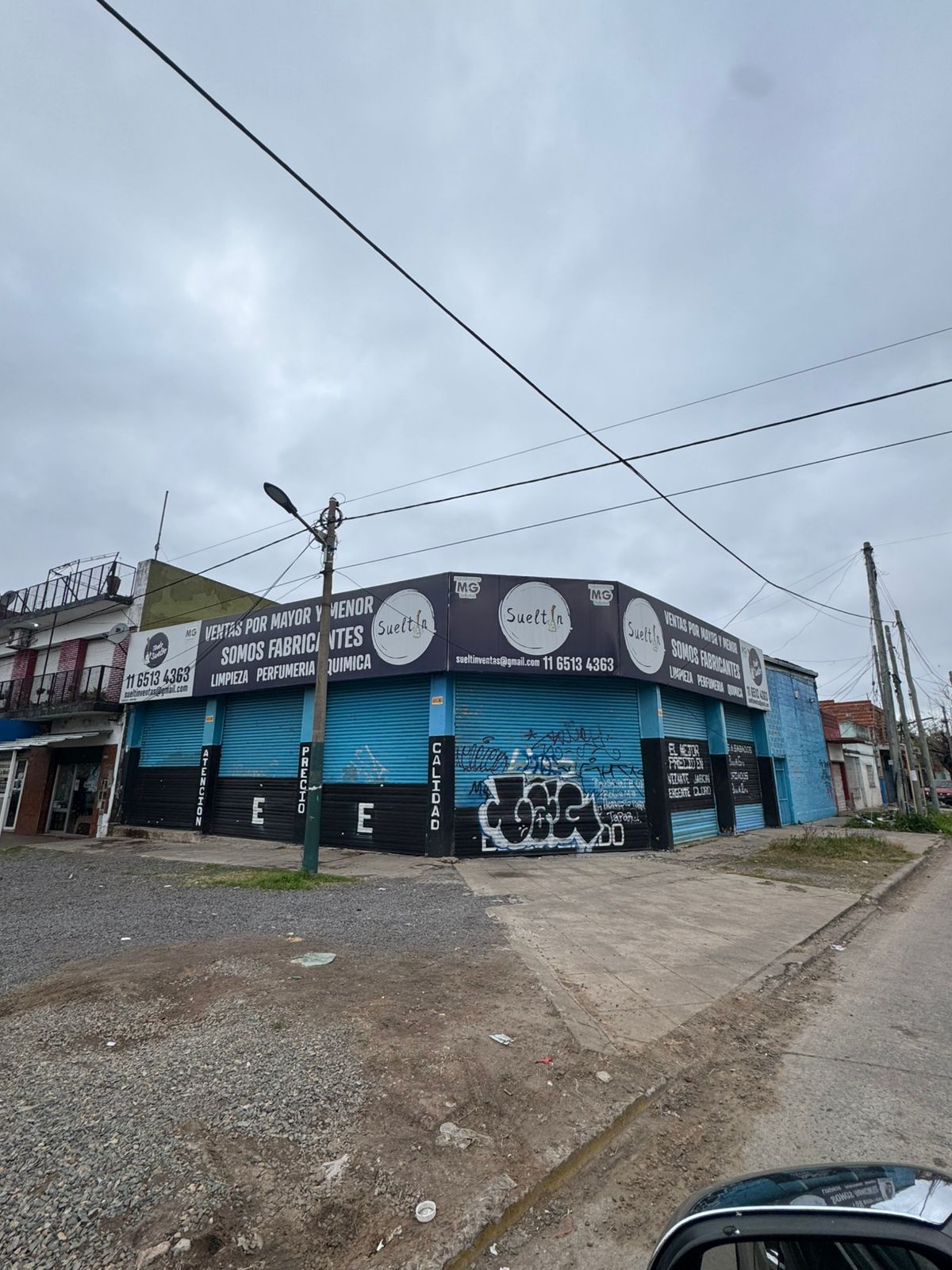 Galpon comercial en alquiler, cuenta con 300m2 cubiertos,5 persianas y entrada separada. 