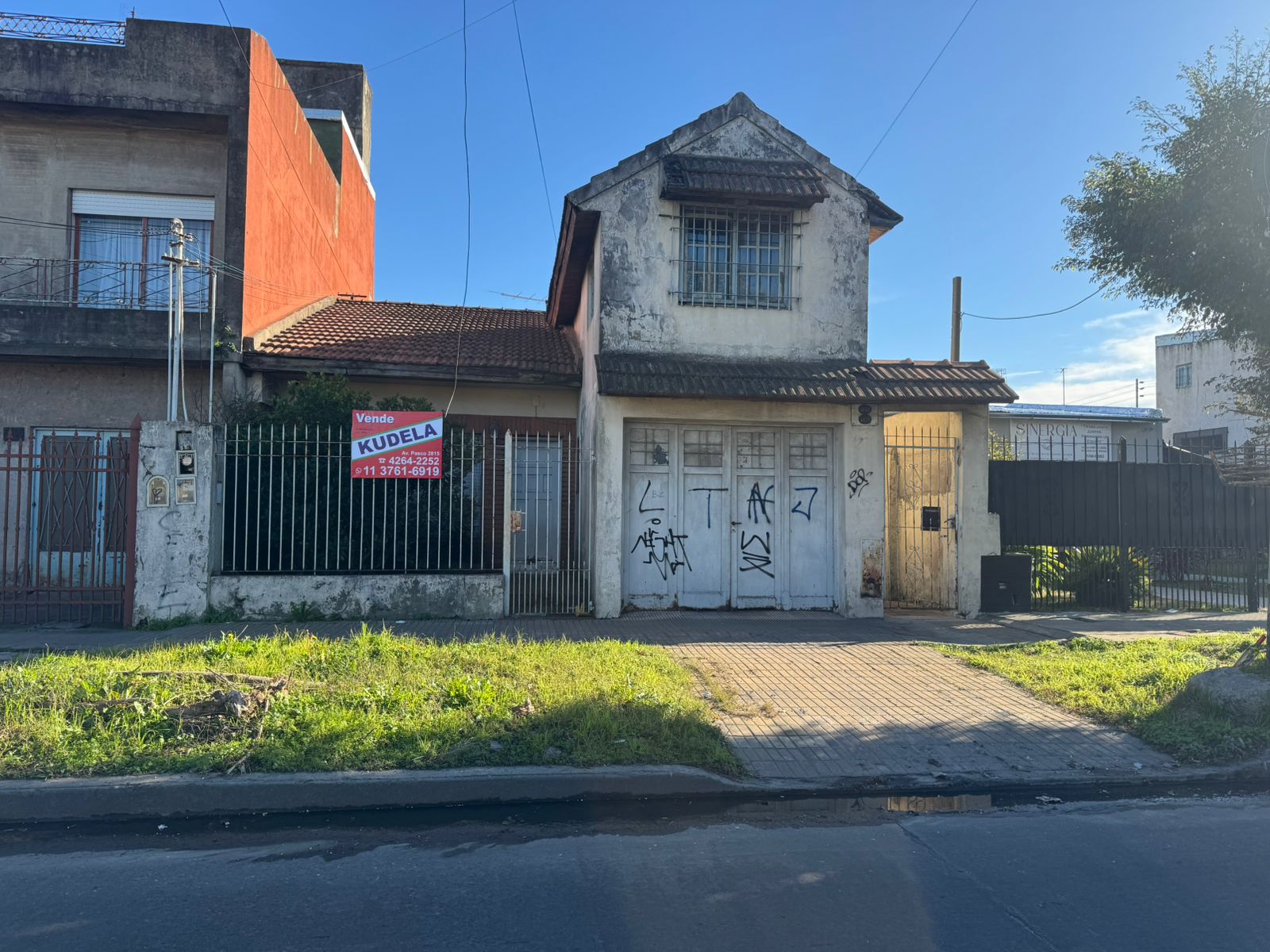 Casa al frente con 2 departamentos, la casa cuenta con dos dormitorios de 3x3,50 con pisos ceramicos y placard embutidos, living de 4x5, cocina-comedor de 5x6 con mesada de marmol y bajo mesada y alacena en formica, baño, lavadero grande, patio, garage cubierto y en planta alta salon de uso multiples con pisos ceramicos.
1er DEPTO: cuenta con patio, living, cocina, un dormitorio y baño instalado.
2do DEPTO: cuenta con patio, living, cocina, un dormitorio y baño instalado.
Al fondo 2 galpones de 3x4 y 4x2 con techo de chapa.