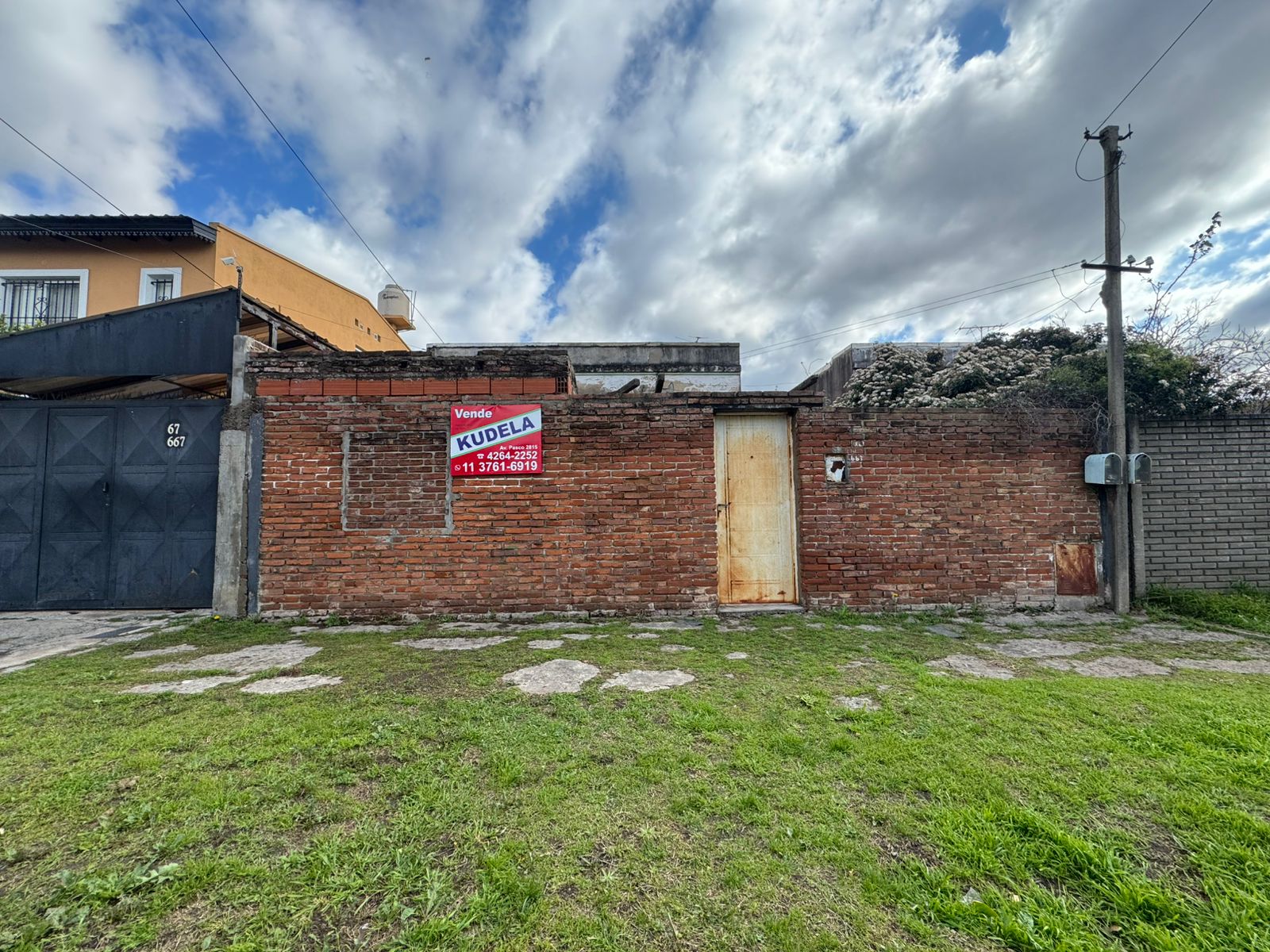 Casa a refaccionar construida sobre un lote de 8,66x26, la misma cuenta con un hall de resepcion, un dormitorio, comedor diario, baño sin terminar, galeria, galpon y fondo libre. Se escuchan ofertas...
 