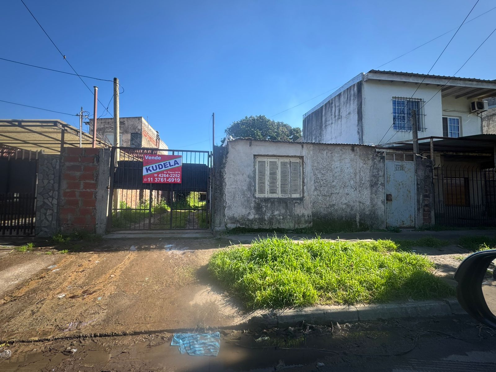 Propiedad ubicada sobre la calle Bynnon, el mismo posee un lote de 10x50 con dos viviendas precarias, cuenta con gas natural, luz y cloacas.