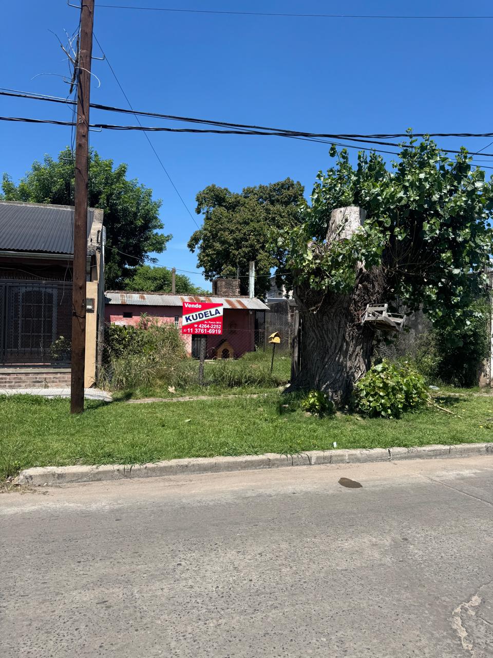 casa a refaccionar en venta construida sobre un lote de 10x33,3 , la misma cuenta con living-comedor, dormitorio de 3x3, baño instalado, cocina de 1,5x3, al fondo galpon de 4x2,5. Se escuchan ofertas.