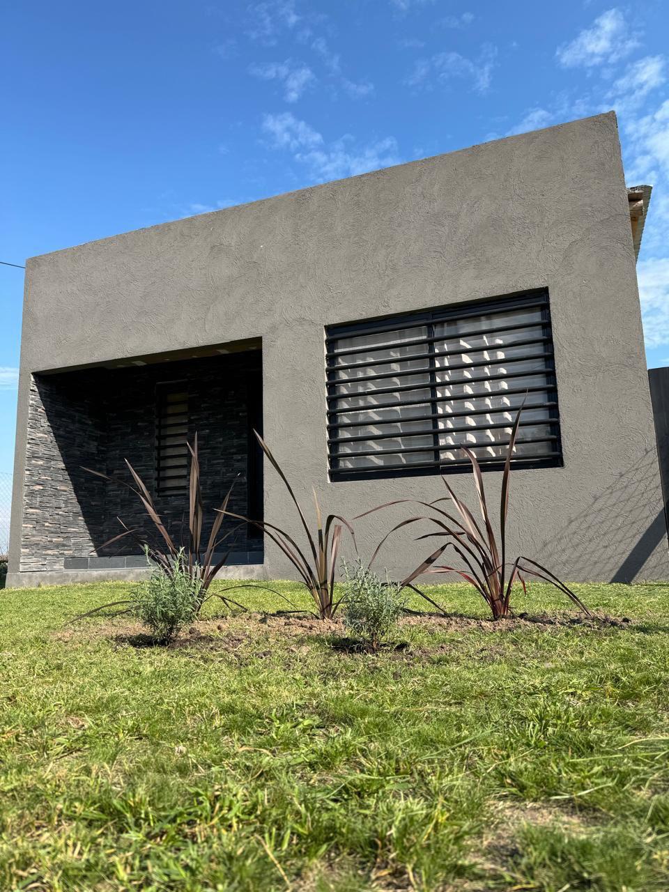 Calle Formosa 814 Río Negro y san Luis 
Barrio cerrado Dardo Rocha
Sin expensas  ruta 210km 56200 Domselaar (San Vicente)

A solo 2 minutos del centro de Domselaar, en el barrio Dardo Rocha, se encuentra esta casa quinta nueva y completamente equipada, lista para disfrutar como vivienda de fin de semana o residencia permanente.

La propiedad está pensada para recibir hasta 6 personas con total comodidad y está diseñada para quienes valoran la tranquilidad y los momentos al aire libre.

Ubicada en un barrio tranquilo y silencioso, ideal para quienes buscan desconectarse del ritmo urbano sin alejarse demasiado. El acceso es cómodo y rápido, con cercanía a servicios y comercios locales.

INFORMACIÓN DEL TERRENO:
•Terreno de 550 m2 (11mts de ancho x 50 mts de largo)
•Superficie cubierta: 51 m2 (casa de 8.50 x 6 mts)
•Superficie semi cubierta: 24m2 (galería)

EXTERIOR:
•Terreno cercado y tranquera en la entrada
•Pileta de fibra: 7.50 x 3 mts (cercada) cuenta con sistema de 