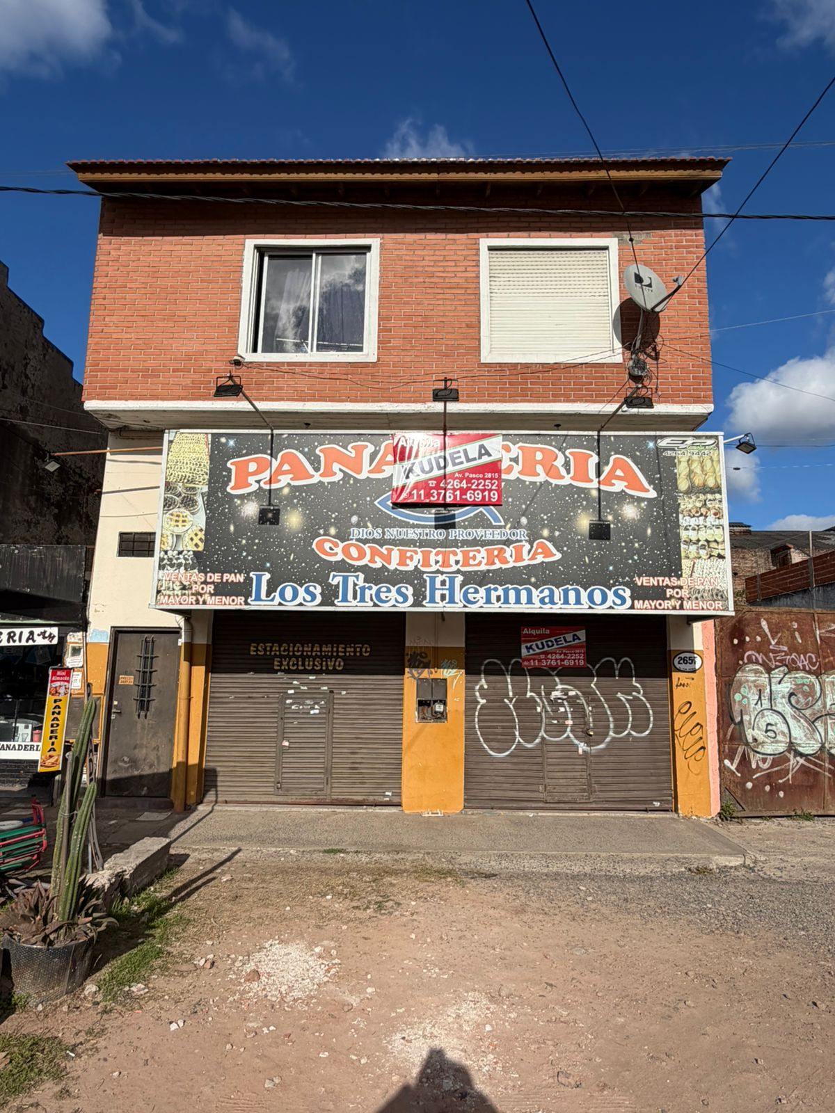 Local comercial en Alquiler sobre Av Eva Perón.
Este cuenta con 45m2 de superficie, una amplia vidriera al frente, 2 cortinas metálicas, baño instalado y un frente sobre una de las avenidas mas transitadas de la zona. 