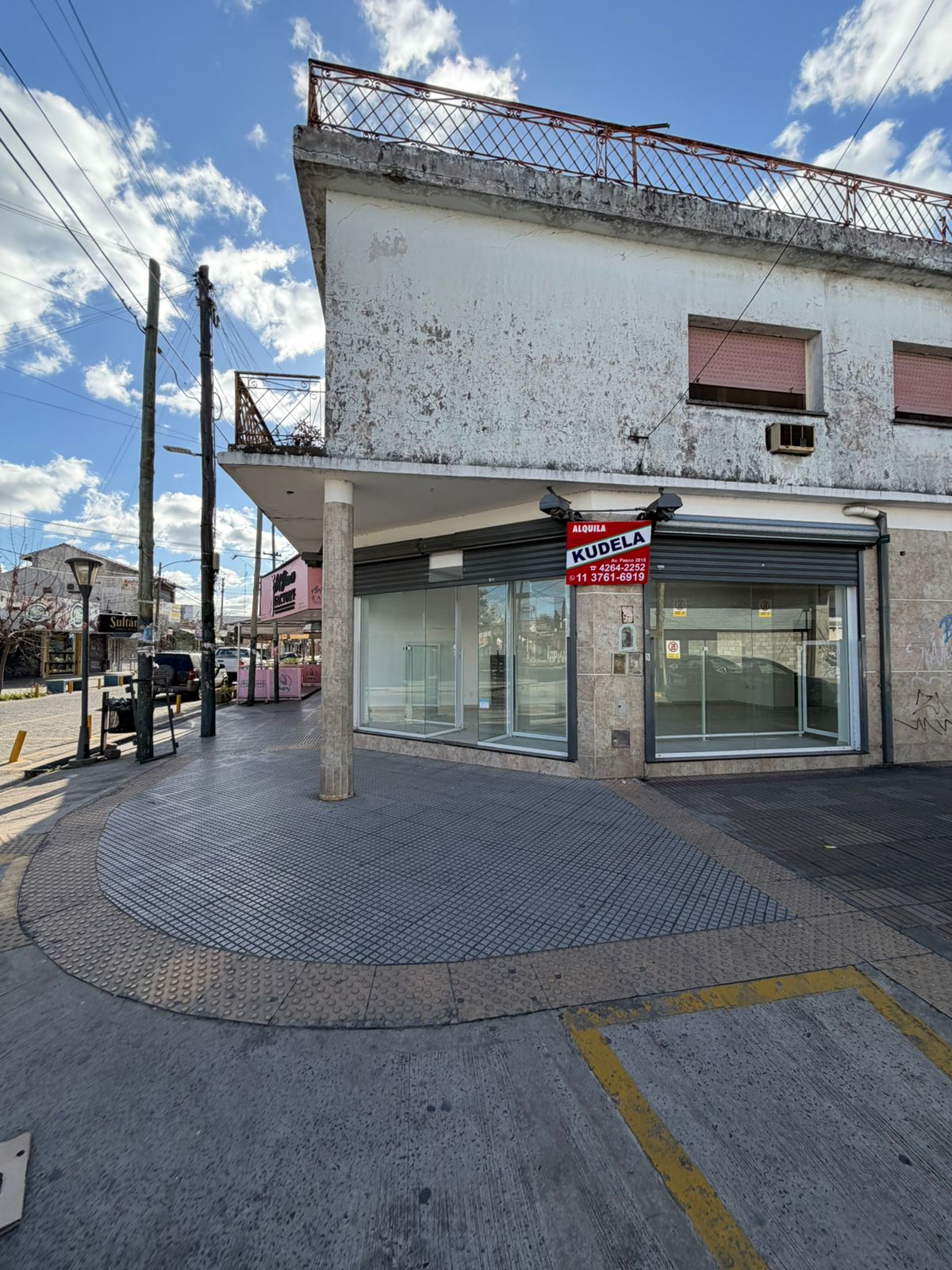  Local comercial en alquiler – Excelente ubicación sobre esquina
Se ofrece en alquiler excelente local comercial ubicado sobre calle Salta, esquina Golondrina, en una zona de importante actividad comercial y gran circulación peatonal y vehicular.
La propiedad cuenta con una superficie aproximada de 40 m², con una distribución funcional que se adapta a diversos destinos comerciales.
Entre sus principales características se destacan:
	●	Amplio salón comercial.
	●	Tres grandes vidrieras que aportan excelente visibilidad y luz natural.
	●	Persianas automáticas en todos los frentes, brindando mayor seguridad.
	●	Altillo, ideal para utilizar como depósito o espacio de guardado.
	●	Baño completamente nuevo.