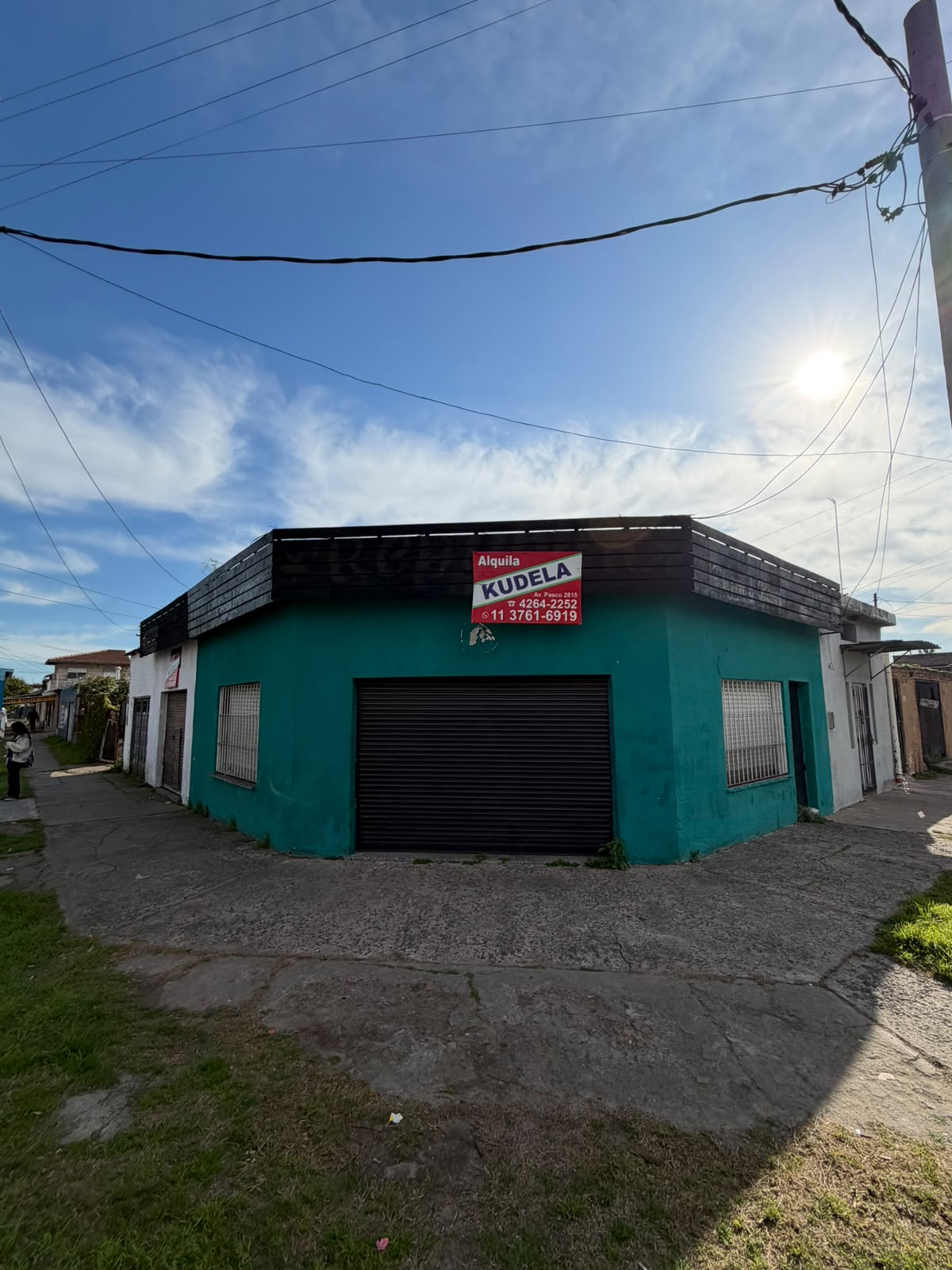 Local en alquiler ubicado con frente a la calle Baigorria esquina Tarija, este cuenta con baño instalado, 3 persianas ciegas,2 con rejas, puerta de entrada lateral y vidriera de aluminio con sus respectivos vidrios.