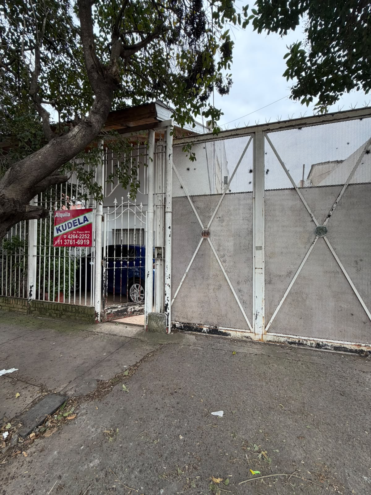 Casa en alquiler ubicada en la calle Jujuy a una cuadra de Salta, la propiedad cuenta con baño instalado, cocina-comedor, una habitación con placard, buena entrada de iluminación/ventilación  en sus respectivos ambientes y una entrada de auto compartida.  
