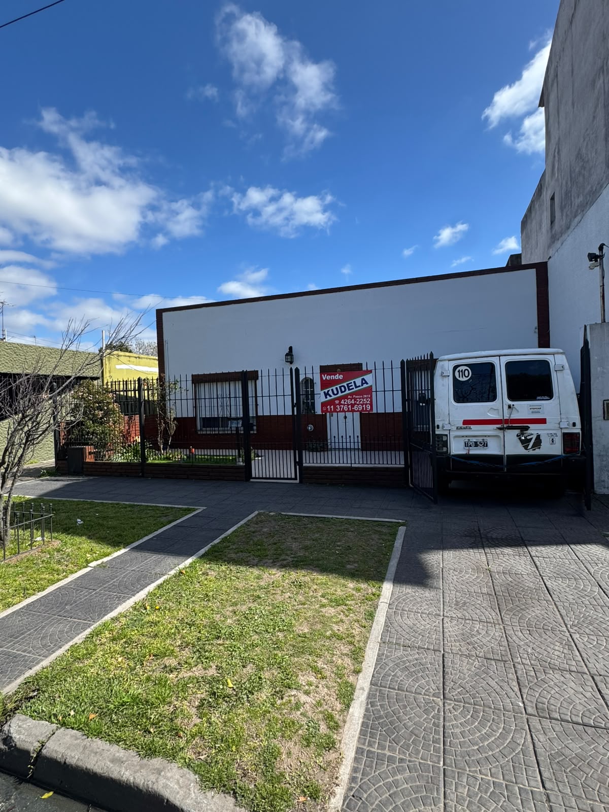 CASA EN VENTA – CHURRINCHE AL 2794

Excelente propiedad en venta ubicada sobre calle Churrinche al 2794.

La vivienda cuenta con dos dormitorios, ambos con pisos cerámicos. El dormitorio principal posee una superficie aproximada de 5 x 5 m, mientras que el segundo dormitorio mide aproximadamente 3 x 3,50 m.

Dispone de living, amplia cocina-comedor equipada con mesada de mármol, bajo mesada y alacenas de fórmica.

En el exterior cuenta con galería cubierta, sector de lavadero y un galpón que incorpora un dormitorio adicional y un baño completo con bañera, brindando múltiples posibilidades de uso