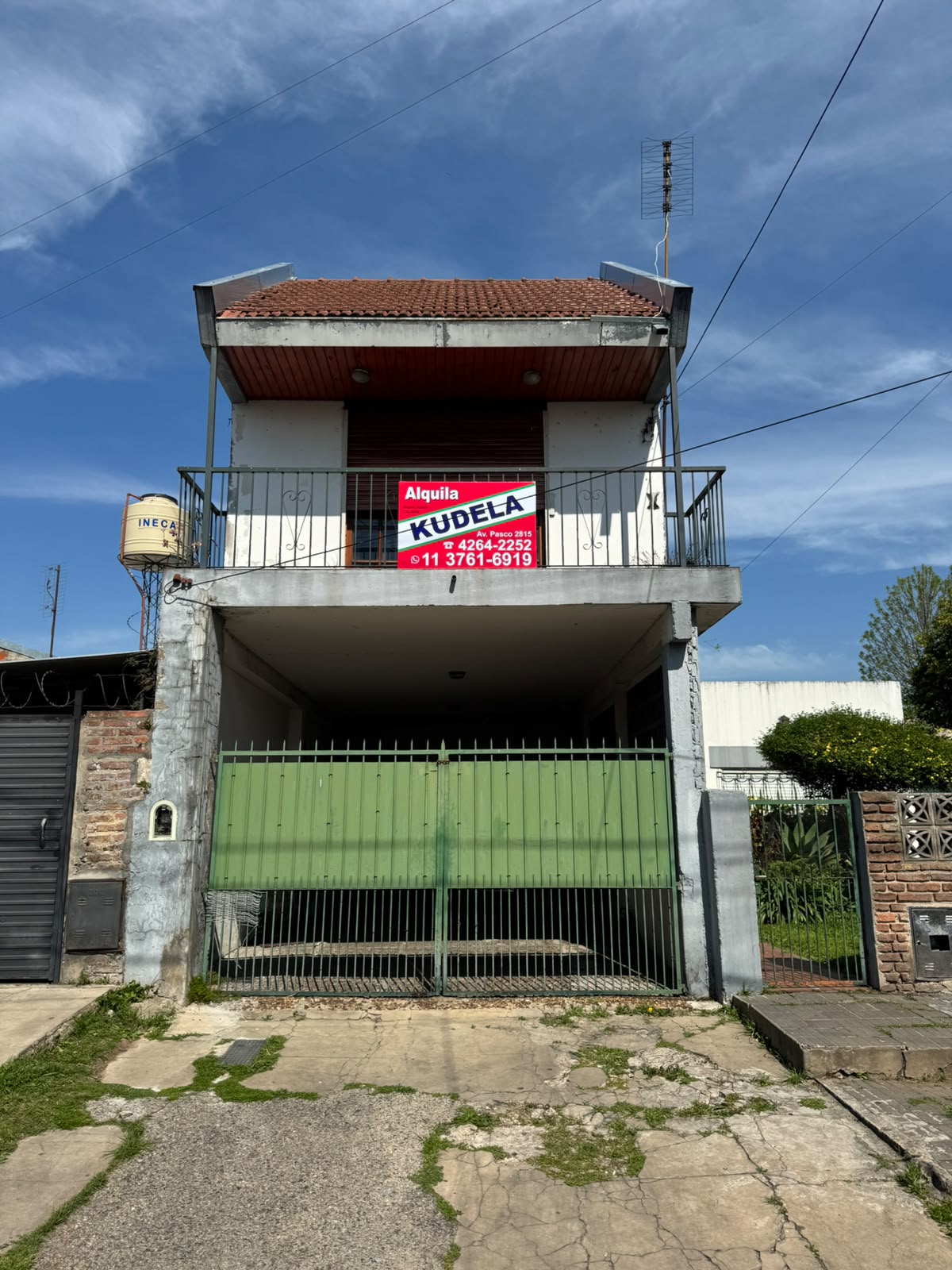 Mono ambiente en alquiler, con 35m2 aproximados

Cuenta con baño instalado, balcón funcional y opción a cochera (Precio con cochera 460.000) 