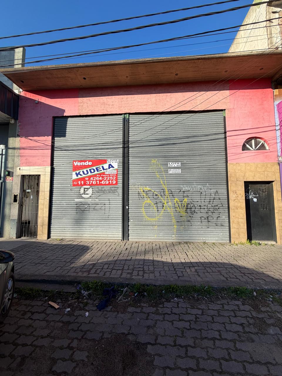 PROPIEDAD EN VENTA – AV. DONATO ÁLVAREZ 1420





Importante propiedad en venta ubicada sobre Av. Donato Álvarez al 1420, desarrollada sobre un amplio lote de 20 x 46 metros, que cuenta con dos locales comerciales al frente y vivienda al fondo.





Primer local: de aproximadamente 3,10 x 15 metros, 
equipado con portón de acceso y un pequeño entrepiso.





Segundo local: de aproximadamente 5,30 x 15 metros, con vidriera y baño instalado, ideal para actividad comercial.




Vivienda: ubicada al fondo del lote, cuenta con dos dormitorios con placard, cocina equipada con mesada de mármol, alacenas y bajo mesada de fórmica, baño instalado y fondo libre.




La propiedad ofrece una excelente combinación de espacio comercial y vivienda, sobre un lote de generosas dimensiones y con múltiples posibilidades de aprovechamiento.