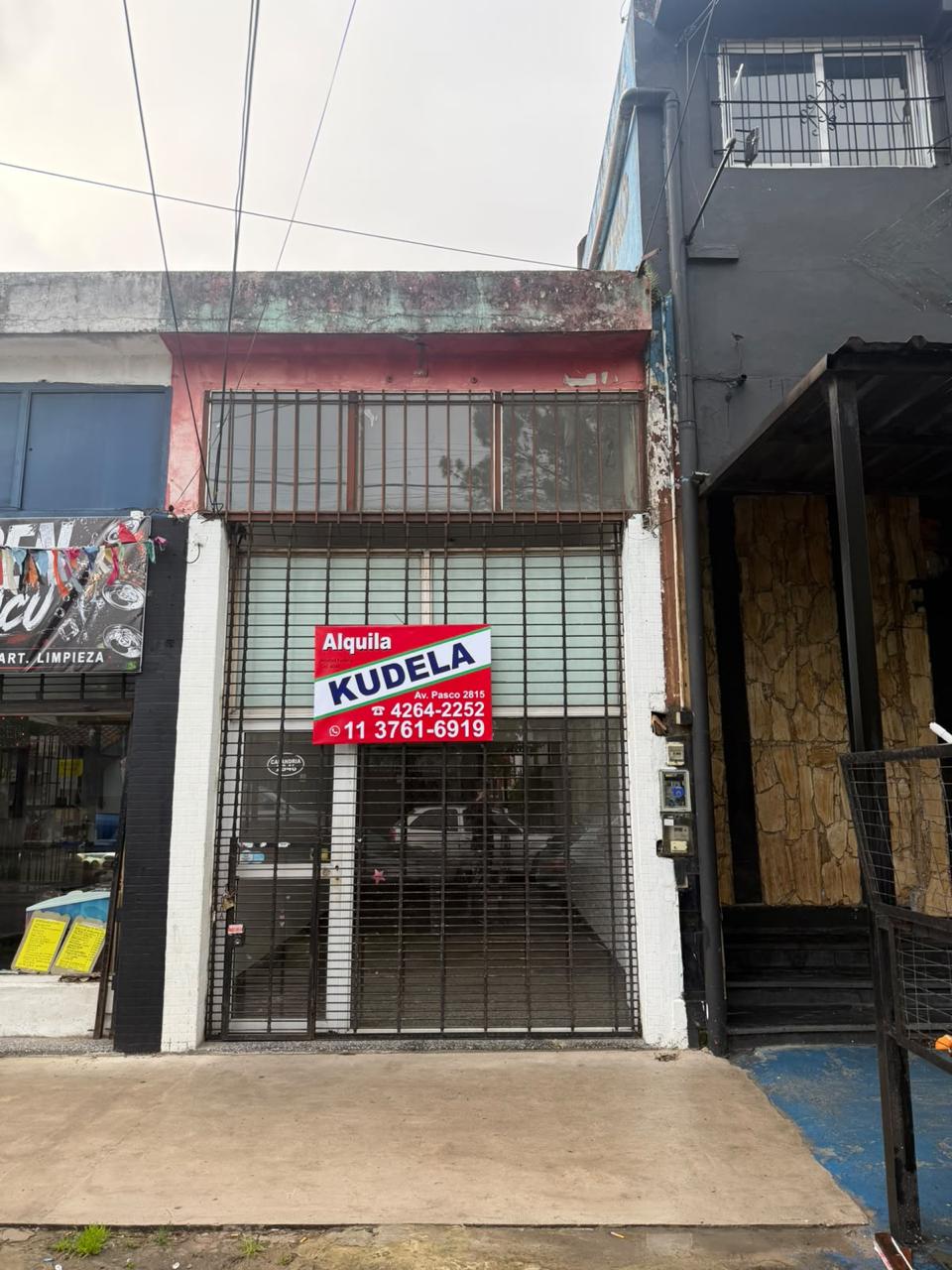 Local comercial en alquiler ubicado en la calle La calandria, a metros de Salta.

El mismo cuenta con 3m de frente x por 10m de fondo baño instalado y altillo. 